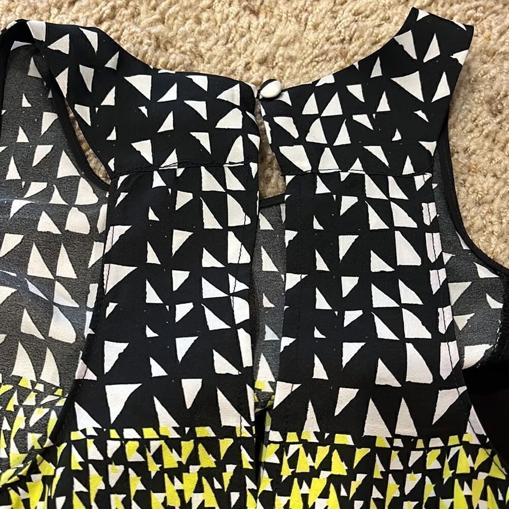 Black Modern Geometric Shape Tank - Picture 2 of 6